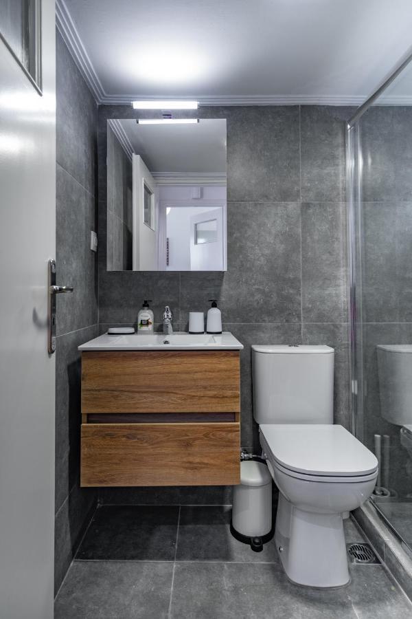 Newly Renovated 2Br Apt! Appartamento Atene Esterno foto